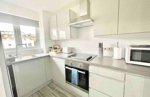 Deptford Apartment | Modern London flat with free parking