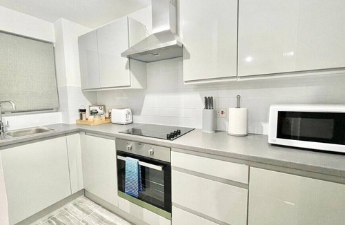 Deptford Apartment | Modern London flat with free parking