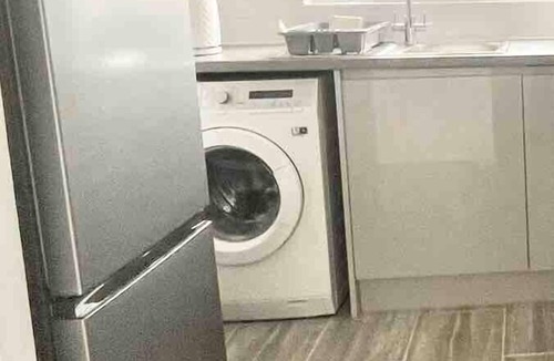 Deptford Apartment | Modern London flat with free parking