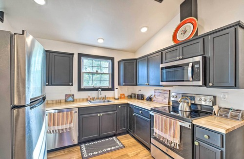Cherokee Triangle Apartment | Modern Louisville Apartment w/Furnished Deck