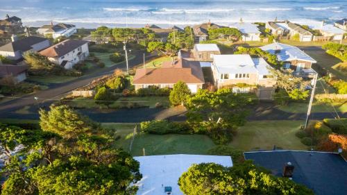 Arch Cape House | Modern Love by AvantStay
