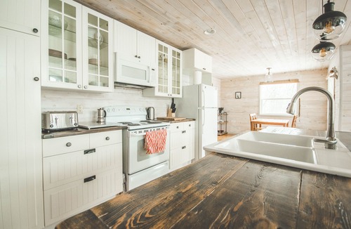 Grand Beach Cottage | Modern, lovely, cozy & quiet cabin 5 mins from the lake