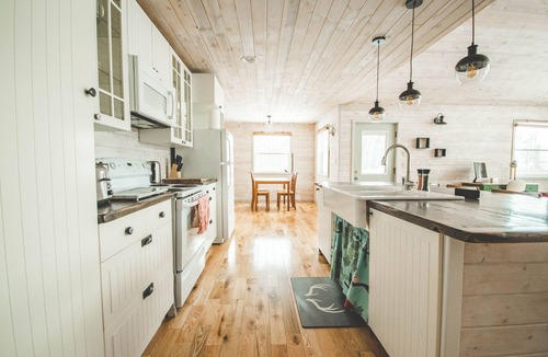 Grand Beach Cottage | Modern, lovely, cozy & quiet cabin 5 mins from the lake