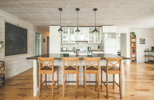 Grand Beach Cottage | Modern, lovely, cozy & quiet cabin 5 mins from the lake