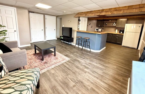Festus House | Modern Lower-Level Apartment in the Heart of Festus