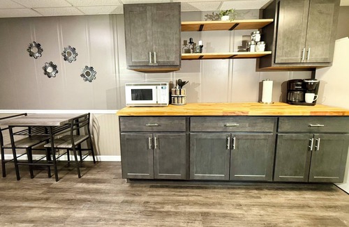 Festus House | Modern Lower-Level Apartment in the Heart of Festus
