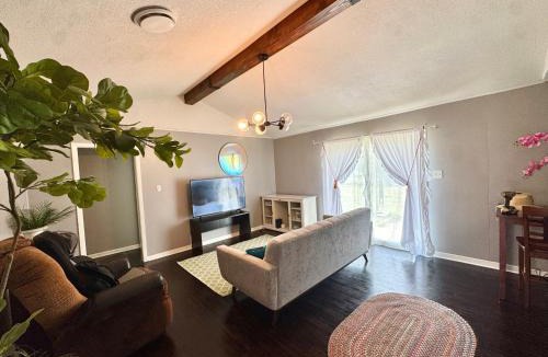Copperas Cove House | MODERN LUX 3BR HOME - King Bed - 10 mins to FT HOOD - Fenced yard - WIFI - Family friendly - LONG or SHORT TERM