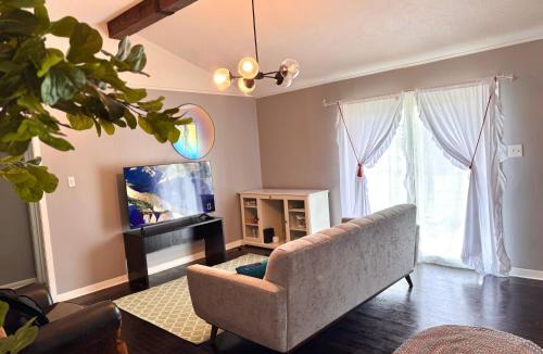 Copperas Cove House | MODERN LUX 3BR HOME - King Bed - 10 mins to FT HOOD - Fenced yard - WIFI - Family friendly - LONG or SHORT TERM