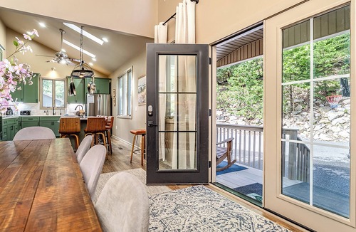 McGaheysville House | Modern-Lux Ski Retreat-Fireplace-Hot Tub-Space!