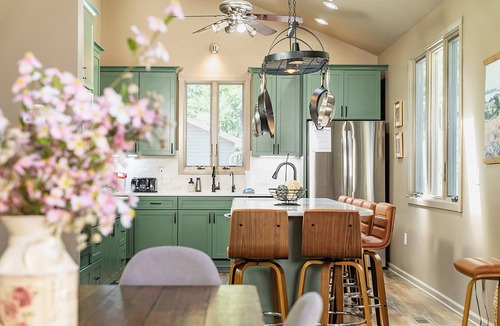McGaheysville House | Modern-Lux Ski Retreat-Fireplace-Hot Tub-Space!