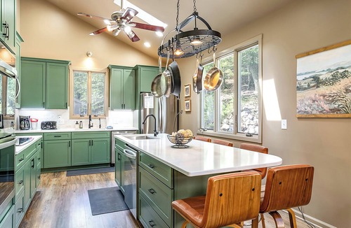 McGaheysville House | Modern-Lux Ski Retreat-Fireplace-Hot Tub-Space!