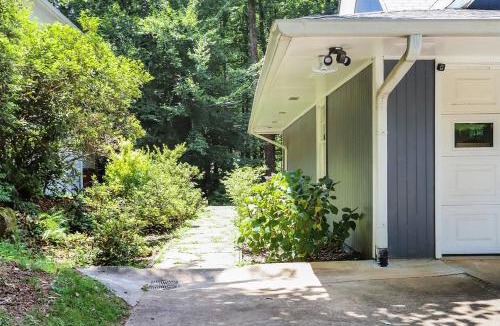Marietta Apartment | Modern Luxe Family & Groups Friendly Bungalow with Patio & Workspace