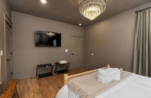 Shipman Cabin | Modern Luxe House Hot Tub 20ppl