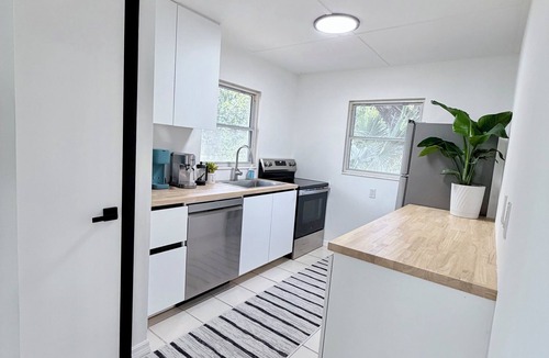 Whitfield House | Modern Luxe king Suite~Minutes To Lido Beach + Activities + Eateries + Downtown.