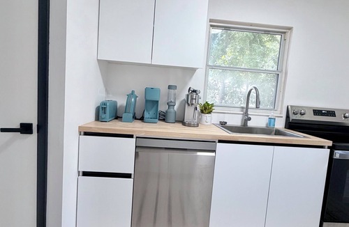 Whitfield House | Modern Luxe king Suite~Minutes To Lido Beach + Activities + Eateries + Downtown.