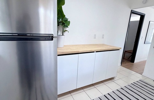 Whitfield House | Modern Luxe king Suite~Minutes To Lido Beach + Activities + Eateries + Downtown.