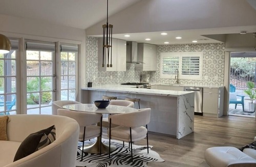 Valencia House | Modern Luxe Retreat !