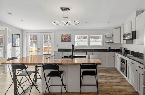 Newport House | Modern Luxe: Starlink, Heated Floors, EV Charging