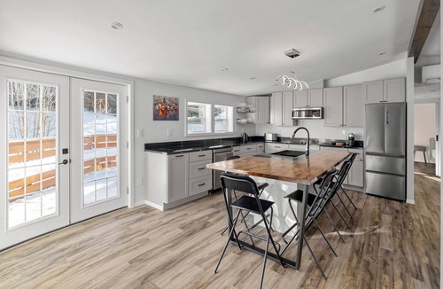 Newport House | Modern Luxe: Starlink, Heated Floors, EV Charging