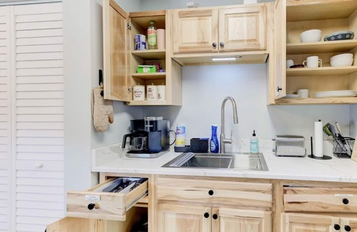 Downtown Memphis Apartment | Modern Luxe Studio + Free Gated Parking + King Bed