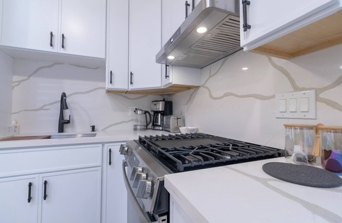 Burbank Apartment | Modern Luxe Studio in Media/Rancho District Burbank