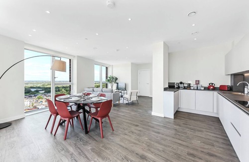 Streatham Apartment | Modern Luxurious 3BR Flat with Lovely Views