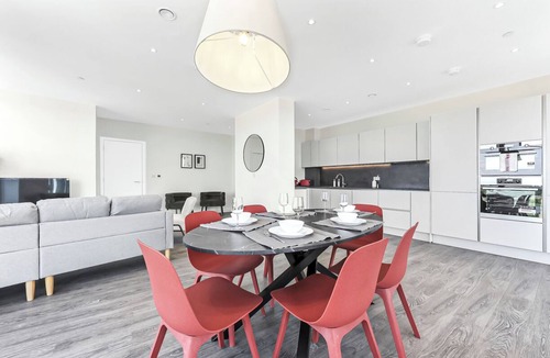 Streatham Apartment | Modern Luxurious 3BR Flat with Lovely Views
