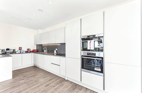 Streatham Apartment | Modern Luxurious 3BR Flat with Lovely Views