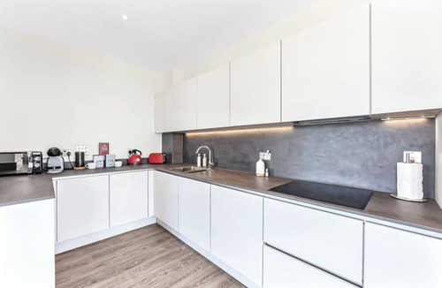 Streatham Apartment | Modern Luxurious 3BR Flat with Lovely Views