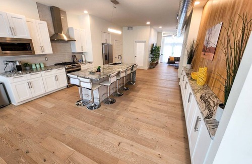 The Gate House | Modern & Luxurious. 4BR. Sleep 12. Minutes to downtown