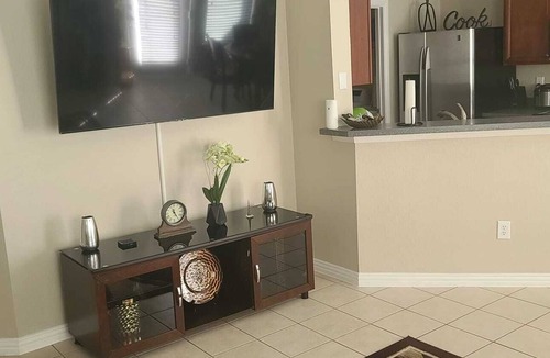 Carrollton House | Modern Luxurious Comfortable House 9 mins to Legacy West, and other dine-in area