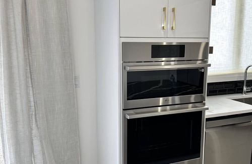 Boblo Island House | Modern Luxurious Getaway - minutes to riverfront, wineries, golf clubs