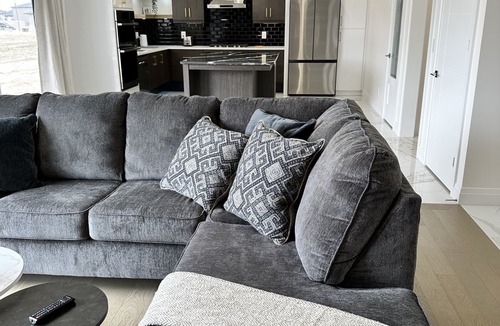 Boblo Island House | Modern Luxurious Getaway - minutes to riverfront, wineries, golf clubs