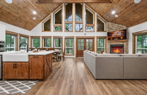 Broken Bow Cabin | Modern Luxurious Rustic Cabin that promises an unforgettable escape into nature!