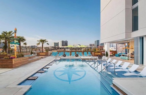 Sobro House | Modern Luxurious Stay! 3 Roomy Suites, Pool, Pet-Friendly, Johnny Cash Museum