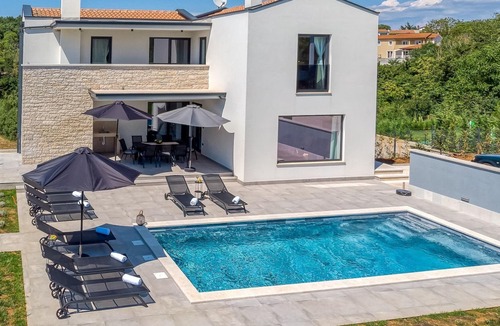 Tinjan Cabin | Modern luxurious villa for max 10 people with a private swimming pool near Kringa