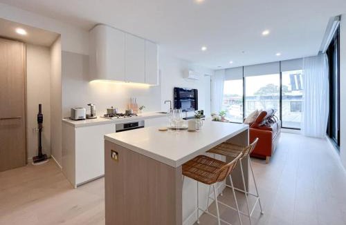 Glen Waverley Apartment | Modern Luxury 2B2B Sky Garden SmartTV