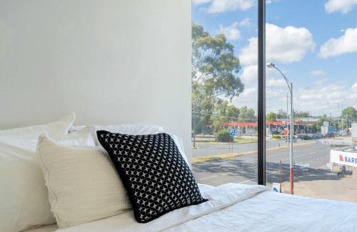 Glen Waverley Apartment | Modern Luxury 2B2B Sky Garden SmartTV