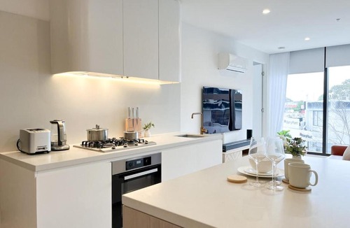 Glen Waverley Apartment | Modern Luxury 2B2B Sky Garden SmartTV