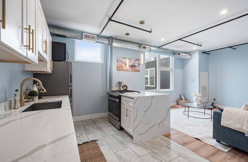 Forestview Apartment | Modern Luxury 2BR Near Downtown Chicago - Sleeps 6 & Designer Stay