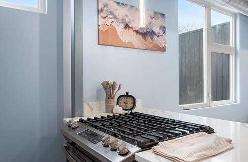 Forestview Apartment | Modern Luxury 2BR Near Downtown Chicago - Sleeps 6 & Designer Stay