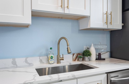 Forestview Apartment | Modern Luxury 2BR Near Downtown Chicago - Sleeps 6 & Designer Stay