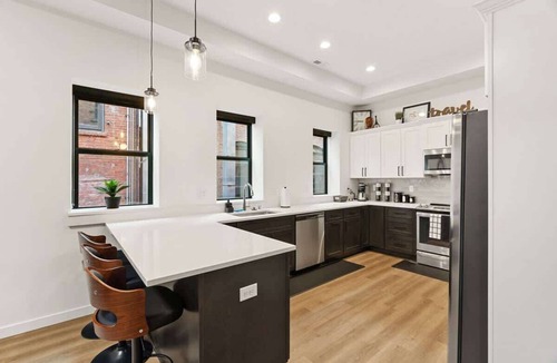 Riverside Apartment | Modern Luxury - 3 Bed in the Heart of Downtown!