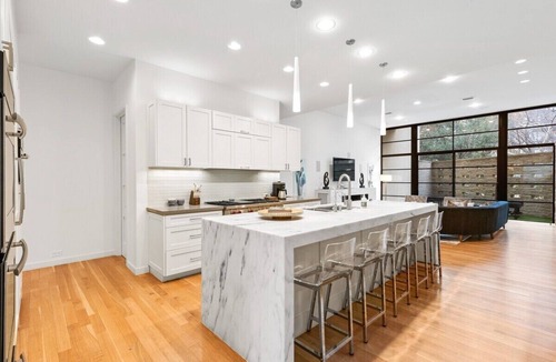 Oak Lawn House | Modern Luxury: 3 Beds of Style & Serenity