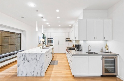 Oak Lawn House | Modern Luxury: 3 Beds of Style & Serenity