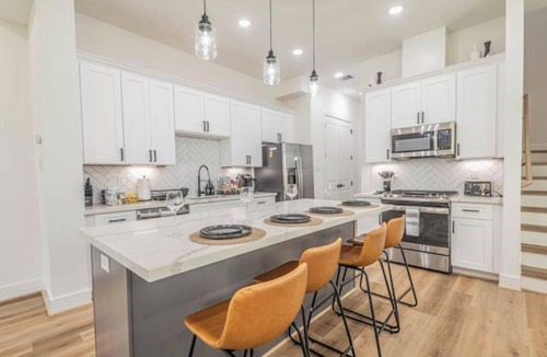South Central Houston House | Modern Luxury 3BR Haven I 5Min -> Downtown Houston, NRG & Medical Center