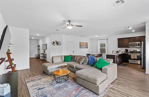 Dessau Estates House | Modern Luxury: 4-Bedrooms - FREE early checkin - PRIME Location - New Year Deals