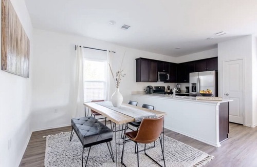Dessau Estates House | Modern Luxury: 4-Bedrooms - FREE early checkin - PRIME Location - New Year Deals