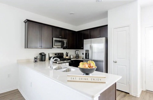 Dessau Estates House | Modern Luxury: 4-Bedrooms - FREE early checkin - PRIME Location - New Year Deals