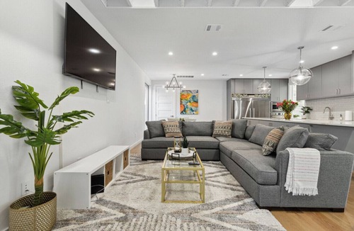 Old East Dallas House | Modern Luxury 4 Bedroom/4 Bath in the Heart of Dallas
